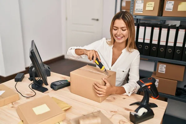 Jonge Spaanse Vrouw Commerce Zakenman Unboxing Pakket Kantoor — Stockfoto