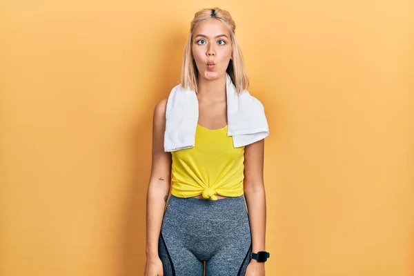 Beautiful Blonde Sports Woman Wearing Workout Outfit Making Fish Face — Stockfoto