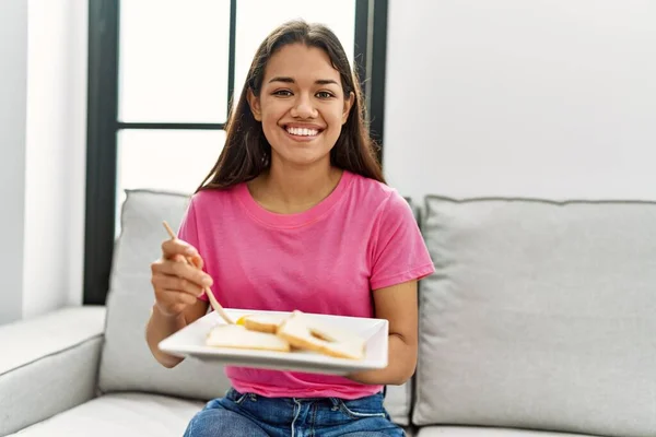 Mujer Latina Joven Almorzando Sentada Sofá Casa — Foto de Stock