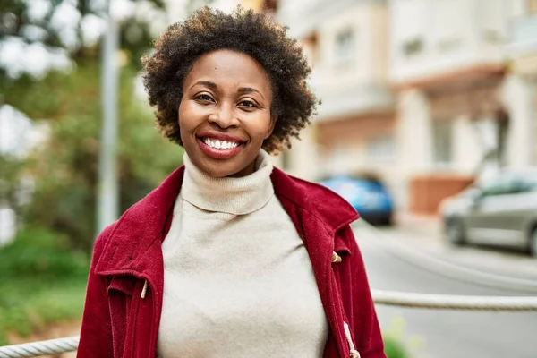 Frumoasă Femeie Africană Americană Afaceri Păr Afro Zâmbind Fericit Încrezător — Fotografie, imagine de stoc