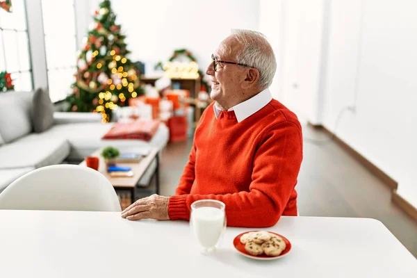 Senior Muž Šedivými Vlasy Sedí Stole Cookies Vánočního Stromku Hledá — Stock fotografie