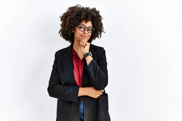 Mujer Afroamericana Con Pelo Afro Vistiendo Chaqueta Negocios Gafas Que — Foto de Stock