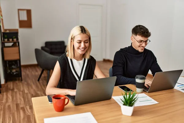 Dos Trabajadores Negocios Sonriendo Felices Trabajando Oficina —  Fotos de Stock