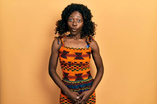 Молодая Африканская Американка Традиционной Африканской Одежде Напуганная Шокированная Неожиданным Выражением — стоковое фото