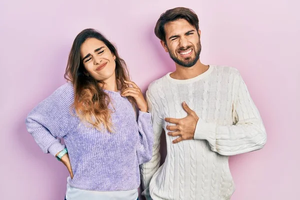 Junges Hispanisches Paar Lässiger Kleidung Leidet Unter Nackenschmerzen Berührung Des — Stockfoto