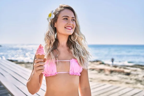 Chica Rubia Joven Con Bikini Comiendo Helado Playa — Foto de Stock