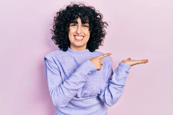 Joven Mujer Oriente Medio Vistiendo Ropa Casual Sorprendida Sonriendo Cámara —  Fotos de Stock