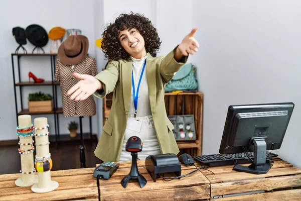 Young Middle Eastern Woman Working Manager Retail Boutique Looking Camera — Stockfoto