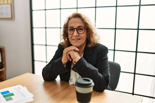 Mujer Negocios Caucásica Mediana Edad Sonriendo Feliz Trabajando Oficina —  Fotos de Stock