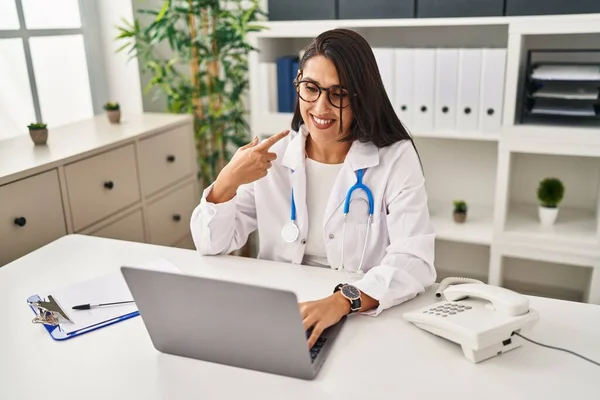 Young Hispanic Doctor Woman Doing Video Call Clinic Smiling Happy — Stock Photo, Image