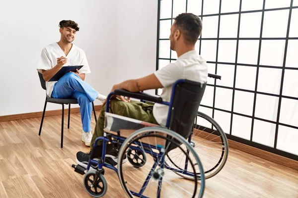 Dois Homens Hispânicos Fisioterapeuta Paciente Sentado Cadeira Rodas Tendo Sessão — Fotografia de Stock