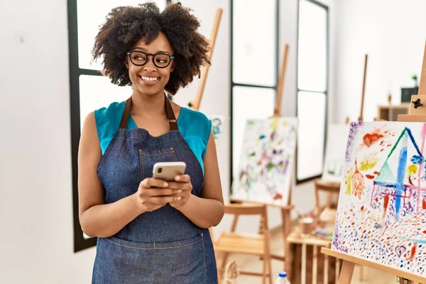 Junge Afroamerikanerin Lächelt Selbstbewusst Mit Smartphone Kunststudio — Stockfoto