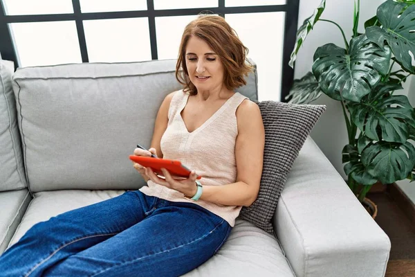 Medioevo Donna Ispanica Sorridente Fiducioso Utilizzando Touchpad Casa — Foto Stock