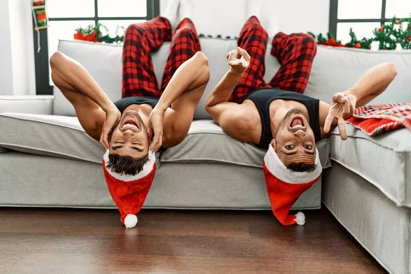 Dwóch Hiszpanów Uśmiecha Się Pewnie Leżąc Kanapie Świąteczny Wystrój Domu — Zdjęcie stockowe