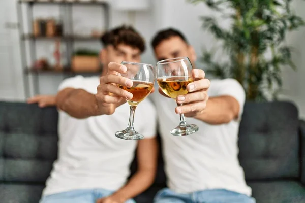 Due Uomini Ispanici Brindano Con Bicchiere Vino Seduti Sul Divano — Foto Stock
