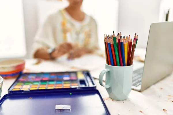 Mujer Hispana Joven Usando Laptop Dibujando Cuaderno Estudio Arte — Foto de Stock