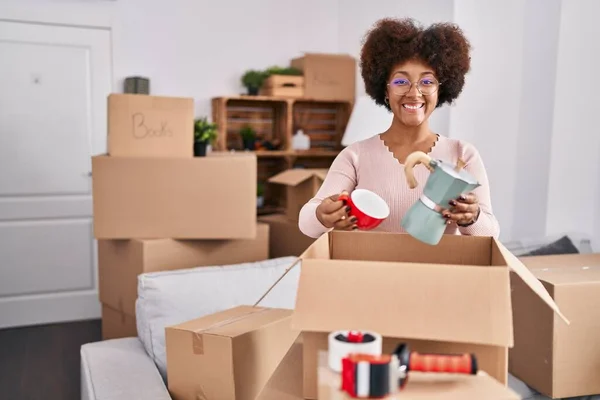 Afroamerikanerin Lächelt Selbstbewusst Beim Auspacken Von Kartons Hause — Stockfoto