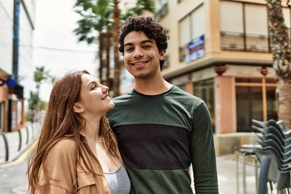 Joven Pareja Interracial Sonriendo Feliz Abrazándose Pie Ciudad — Foto de Stock