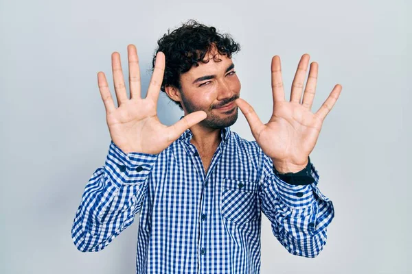 Mladý Hispánec Nosí Ležérní Oblečení Ukazující Ukazující Prsty Číslo Deset — Stock fotografie