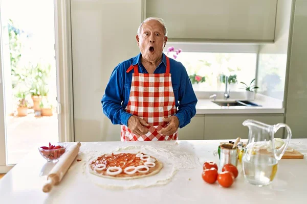 Senior Man Grey Hair Cooking Pizza Home Kitchen Scared Amazed — Stock Photo, Image