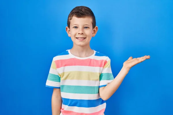 Joven Niño Caucásico Pie Sobre Fondo Azul Sonriente Alegre Presentando — Foto de Stock