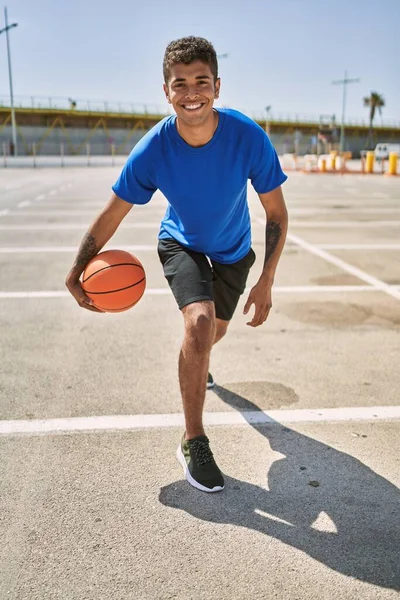 Молодой Латиноамериканец Тренируется Баскетбольным Мячом Улице — стоковое фото