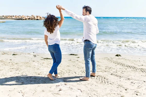 Middelbare Leeftijd Hispanic Paar Glimlachen Gelukkig Dansen Het Strand — Stockfoto