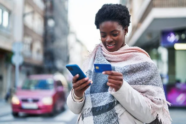 African American Woman Using Smartphone Credit Card Street — Foto de Stock
