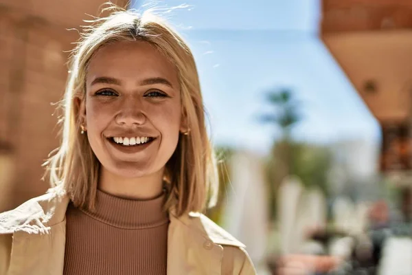 Ung Blond Flicka Ler Lycklig Stående Vid Staden — Stockfoto