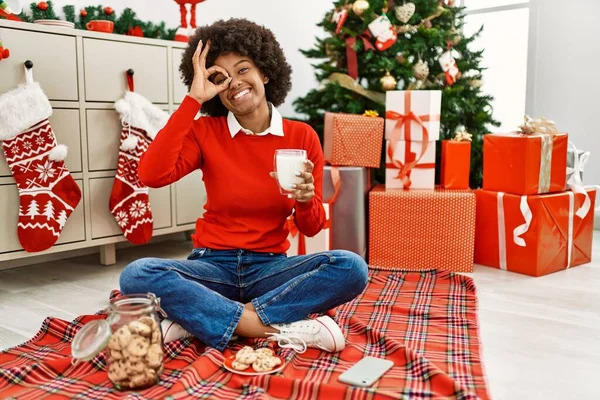 Junge Afrikanisch Amerikanische Frau Mit Afro Haaren Isst Gebäck Weihnachtsbaum — Stockfoto