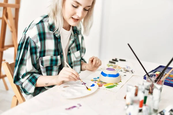 在艺术工作室里 年轻的艺术女学生开心地笑着画陶器 — 图库照片