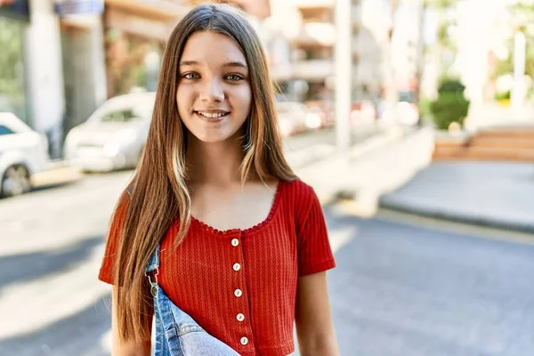 Biały Nastolatek Dziewczyna Uśmiech Szczęśliwy Stojąc Miasto — Zdjęcie stockowe