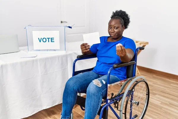 Młoda Afrykanka Siedząca Wózku Inwalidzkim Głosująca Umieszczeniem Urnie Wyborczej Wykonując — Zdjęcie stockowe