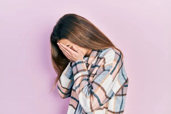 Junge Kaukasische Mädchen Lässiger Kleidung Mit Traurigem Gesichtsausdruck Die Das — Stockfoto