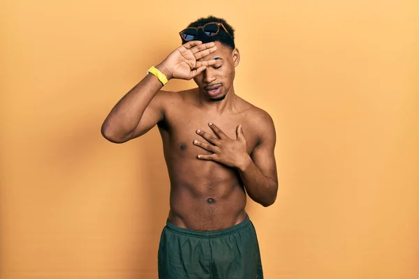 Giovane Uomo Afroamericano Costume Bagno Occhiali Bagno Che Toccano Fronte — Foto Stock