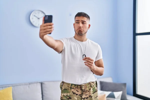 Jovem Hispânico Vestindo Uniforme Exército Camuflagem Levando Selfie Casa Deprimido — Fotografia de Stock