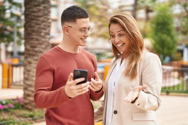 Man Vrouw Moeder Zoon Glimlachen Vol Vertrouwen Met Smartphone Het — Stockfoto