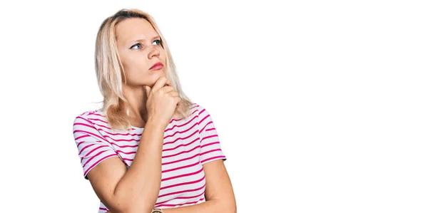 Young Caucasian Woman Wearing Casual Clothes Hand Chin Thinking Question — Stock Photo, Image