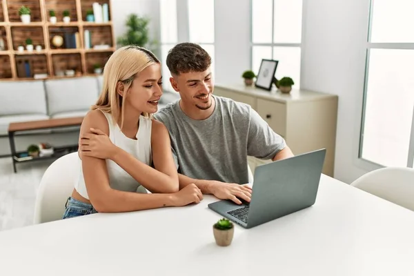 Young Caucasian Couple Smiling Happy Using Laptop Sitting Table Home — Stock Photo, Image