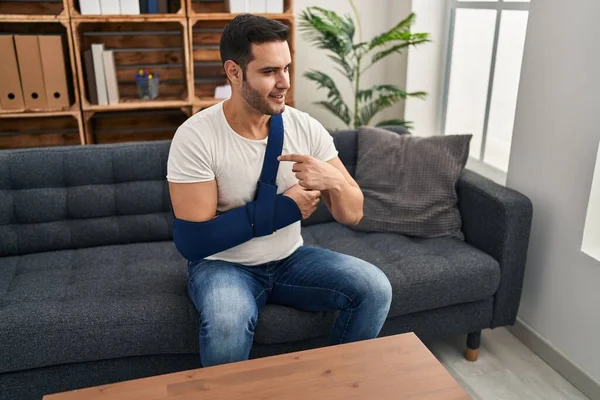 Young Hispanic Man Beard Wearing Arm Sling Sitting Therapy Consult — Stock Fotó