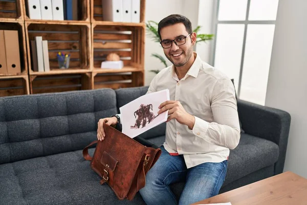 Ung Latinamerikansk Man Psykolog Ler Säker Håller Rorscharch Test Psykologi — Stockfoto