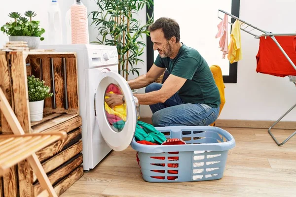 Medelåldern Hispanic Man Ler Glad Gör Tvätt Hemma — Stockfoto
