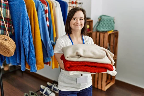 Brunette Woman Syndrome Working Shop Assistant Holding Folded Clothes Retail — ストック写真