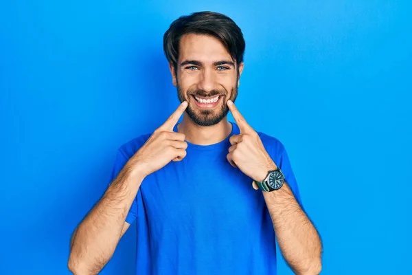 Молодий Іспаномовний Чоловік Повсякденному Одязі Посміхається Відкритим Ротом Вказуючи Пальці — стокове фото