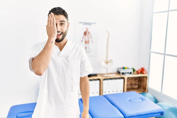 Jovem Homem Bonito Com Barba Trabalhando Clínica Recuperação Dor Cobrindo — Fotografia de Stock