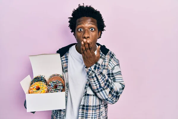 Junge Afrikanisch Amerikanische Mann Mit Leckeren Bunten Krapfen Box Mund — Stockfoto