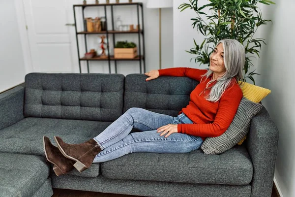 Mujer Pelo Gris Mediana Edad Sonriendo Confiada Sentada Sofá Casa —  Fotos de Stock