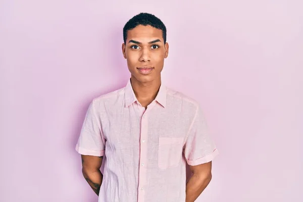 Mladý Afroameričan Neformálním Oblečení Vážným Výrazem Tváři Jednoduchý Přirozený Pohled — Stock fotografie