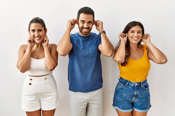 若いヒスパニック系の人々のグループは 孤立した背景に立って指で耳を引く笑みを浮かべて 面白いジェスチャー オーディション問題 — ストック写真