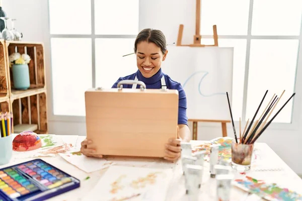 Joven Latina Sonriendo Confiada Abriendo Maletín Dibujo Estudio Arte — Foto de Stock